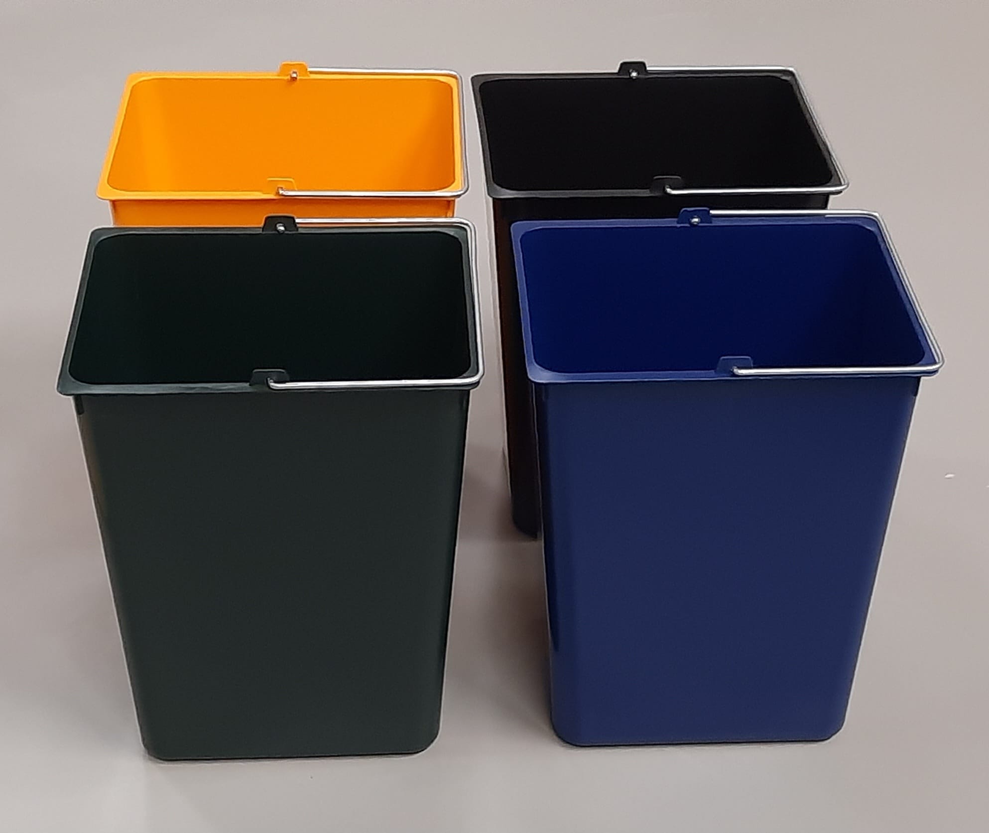 Brender® stijlvolle scheidingsafvalbak - 4 kleurrijke emmers - 16 liter – totaal 64 liter – mat zwart Brender® stijlvolle scheidingsafvalbak - 4 kleurrijke emmers - 16 liter – totaal 64 liter – mat zwart