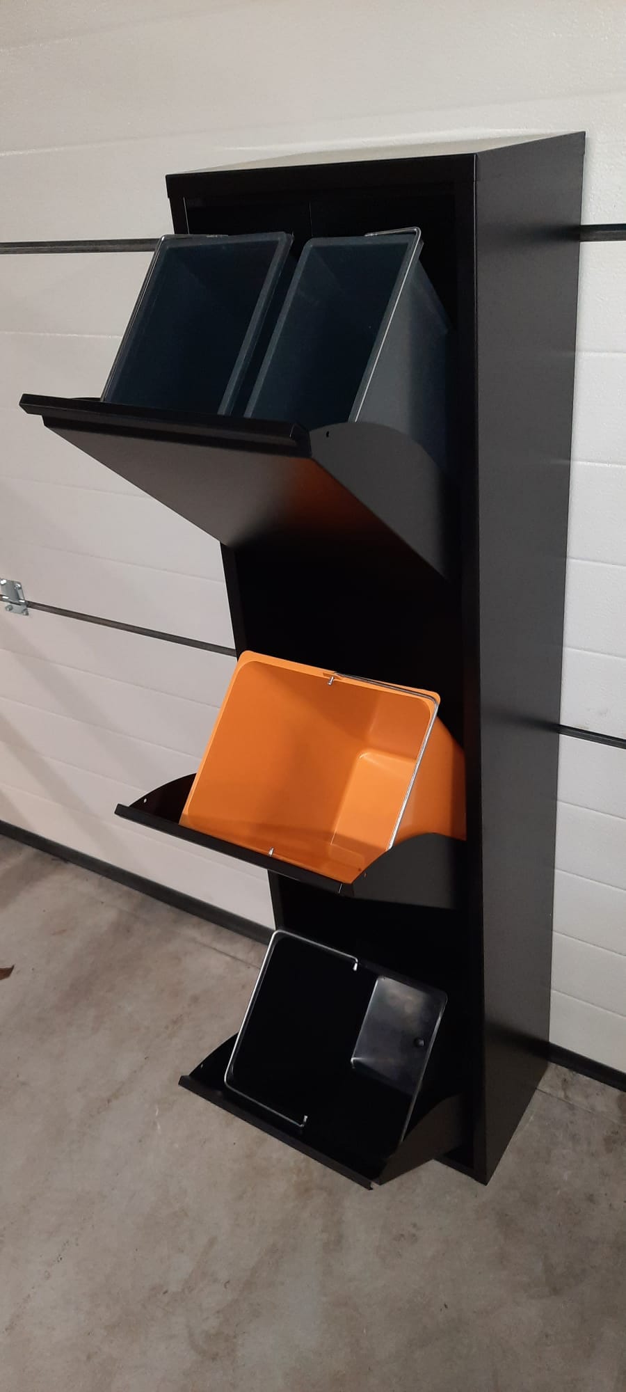 Brender® afvalbak hoog & smal met 4 binnenemmers – totaal 49 liter - zwart Brender® afvalbak hoog & smal met 4 binnenemmers – totaal 49 liter - zwart